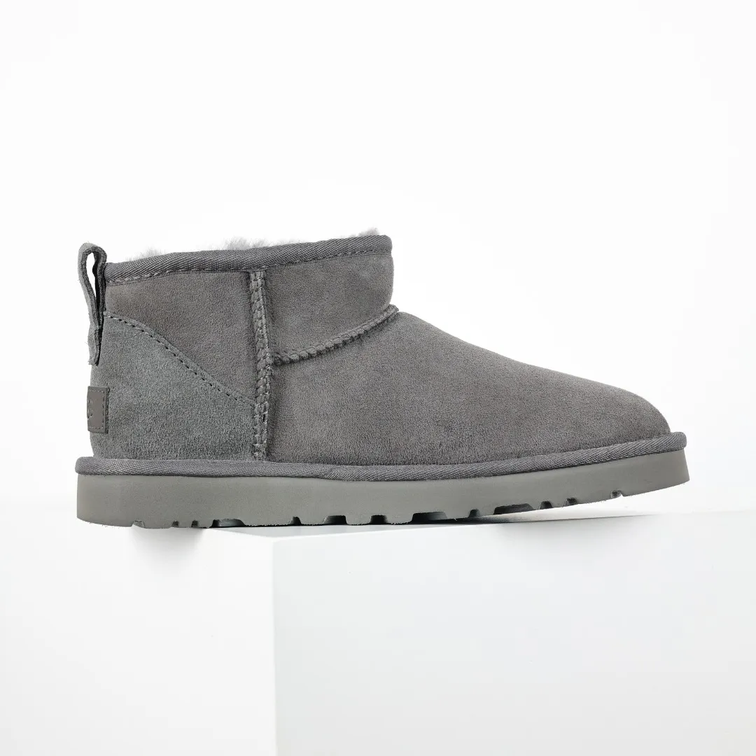 Pick up locally 💰480, core recommendation, good price UGG Classic MiNi basic low-top series, Xiaohongshu hot model, Henan Longfeng leather production, sheepskin integrated, top quality in the market, 2-3 cm cashmere insole, keeping warm in winter, suitable for home use. In the new year, uug launched a style series, which is partially biased towards the preferences of young consumers, and has also moved to the forefront of fashion trends. Shoe body material, water-repellent coated suede upper 17mm UGGPURE™ implanted wool insole Lightweight non-slip comfortable rubber outsole With brand LOGO Trademark Comes with full packaging Size: 35 36 37 38 39 40